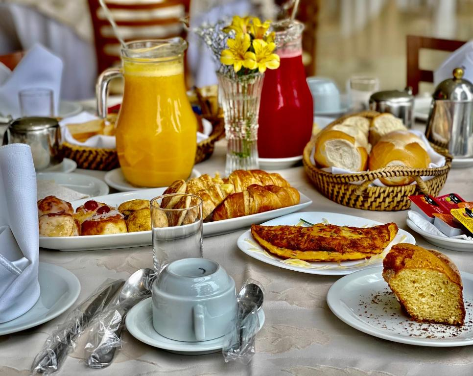 Performance breakfast service at Otho Hotel Convention & Spa